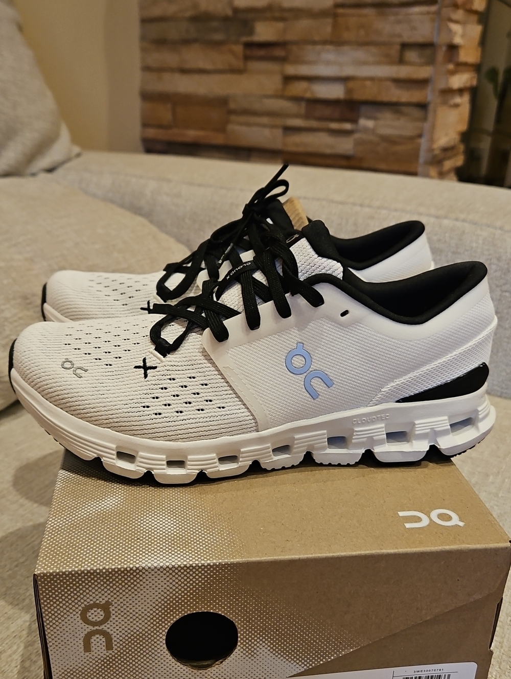 On Clouds Sneakers Cloud X Sz8 NIB